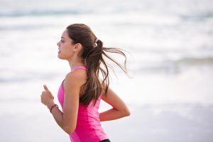 Corrida - Mulher correndo na praia