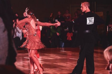 Fotografia de um casal competindo em uma dança de salão