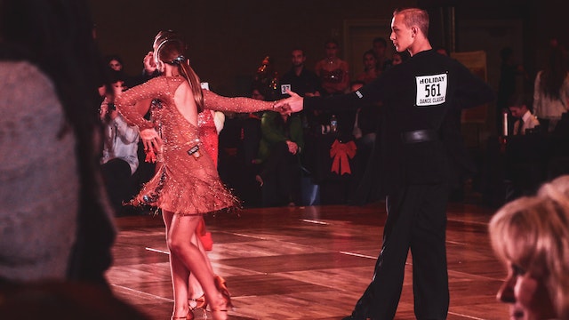 Fotografia de um casal competindo em uma dança de salão