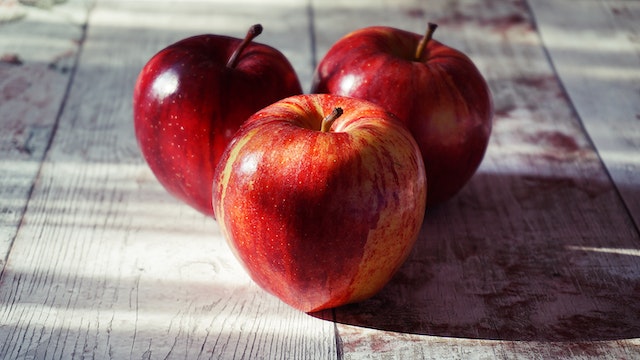 Fotos de maçãs sobre uma superfície plana