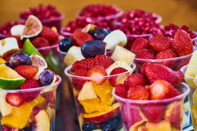 Foto de salda de frutas em vários copos