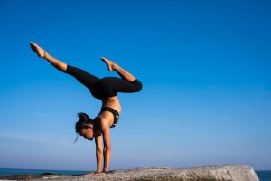 Mulher praticando Yoga